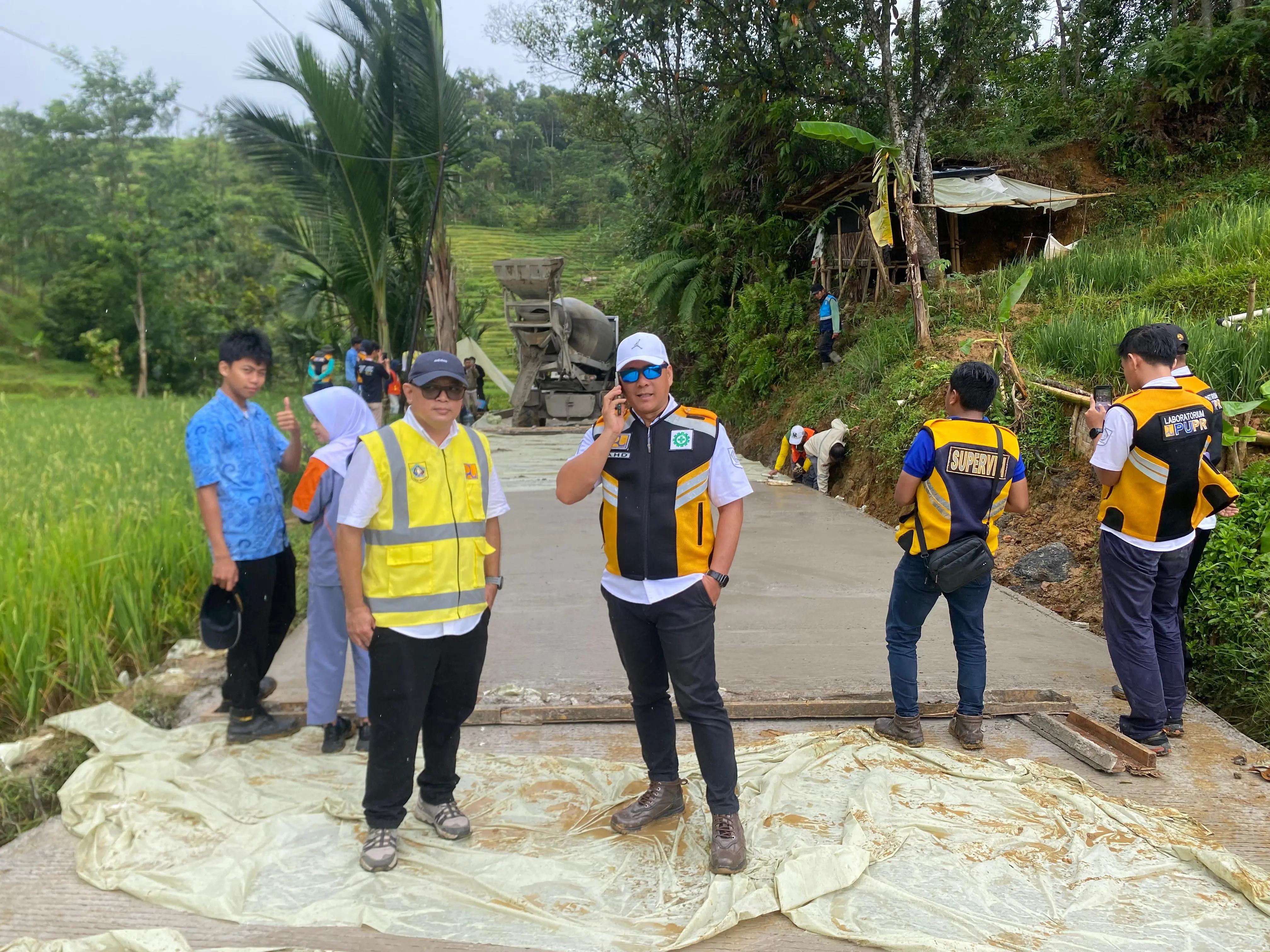 Jalan Cigudeg-Cisangku Dikebut: Beton 'Racikan' di Lokasi Jadi Solusi