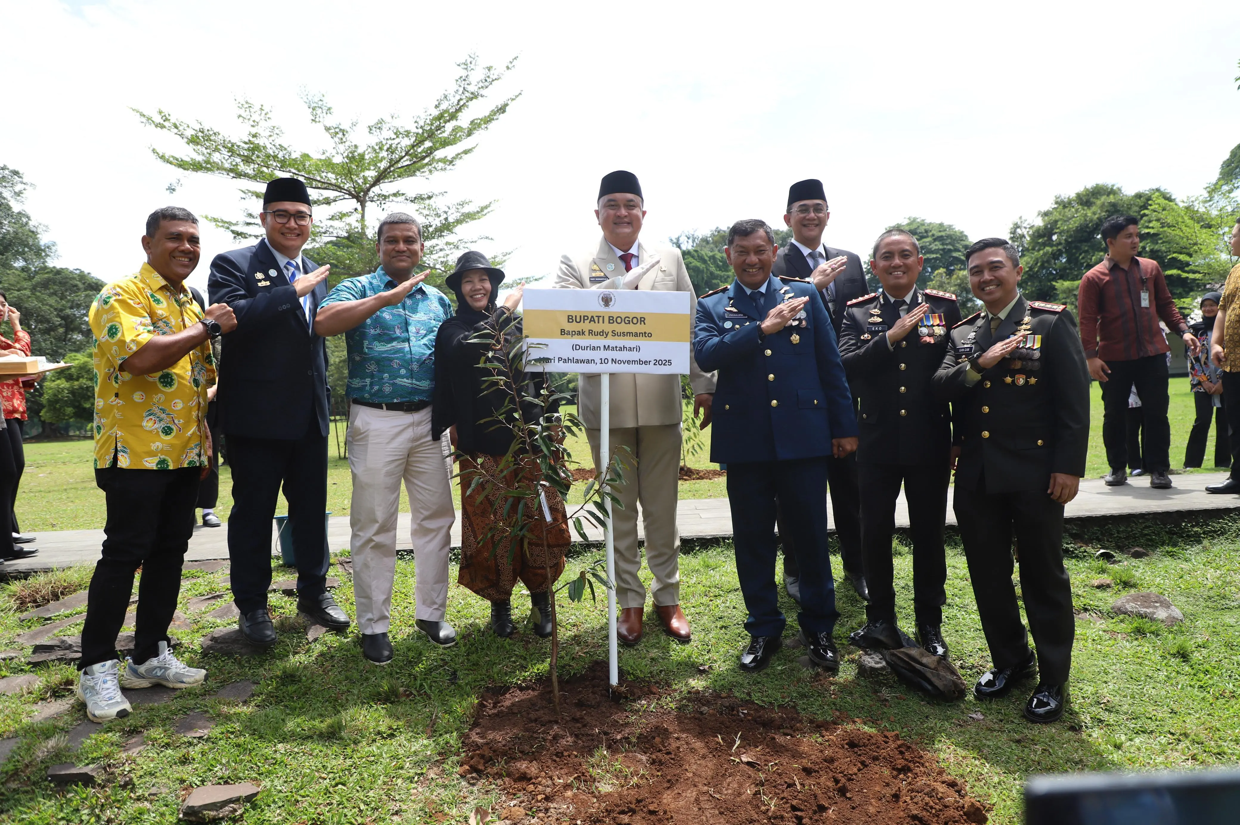 Hari Pahlawan: Bupati Bogor dan Wali Kota Bogor Tanam Pohon di Istana Bogor