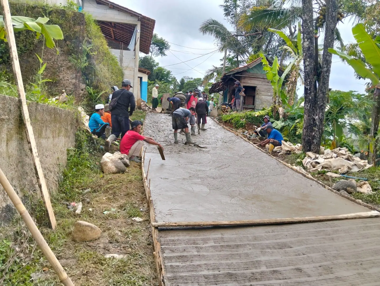 Warga Pabangbon Gotong Royong Perbaiki Jalan Rusak, Tak Menunggu Kepastian dari Pemerintah