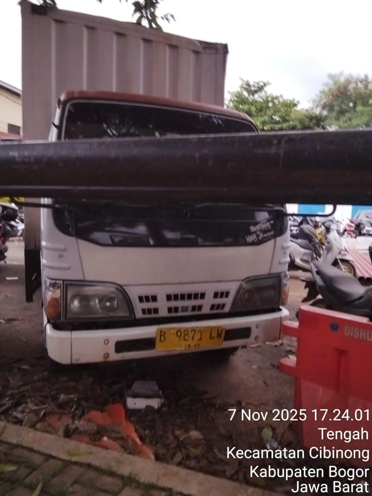 Mobil Box Diduga Angkut BBM Ilegal Terparkir di Polres Bogor