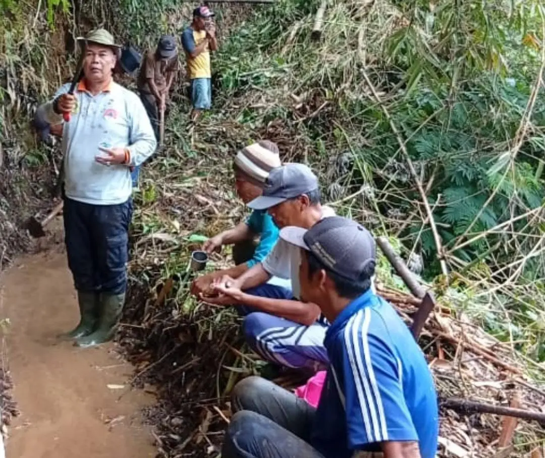 Irigasi Cipalayangan Bogor Mangkrak: Warga Kerja Bakti, Anggaran Pemeliharaan DPUPR Dipertanyakan?