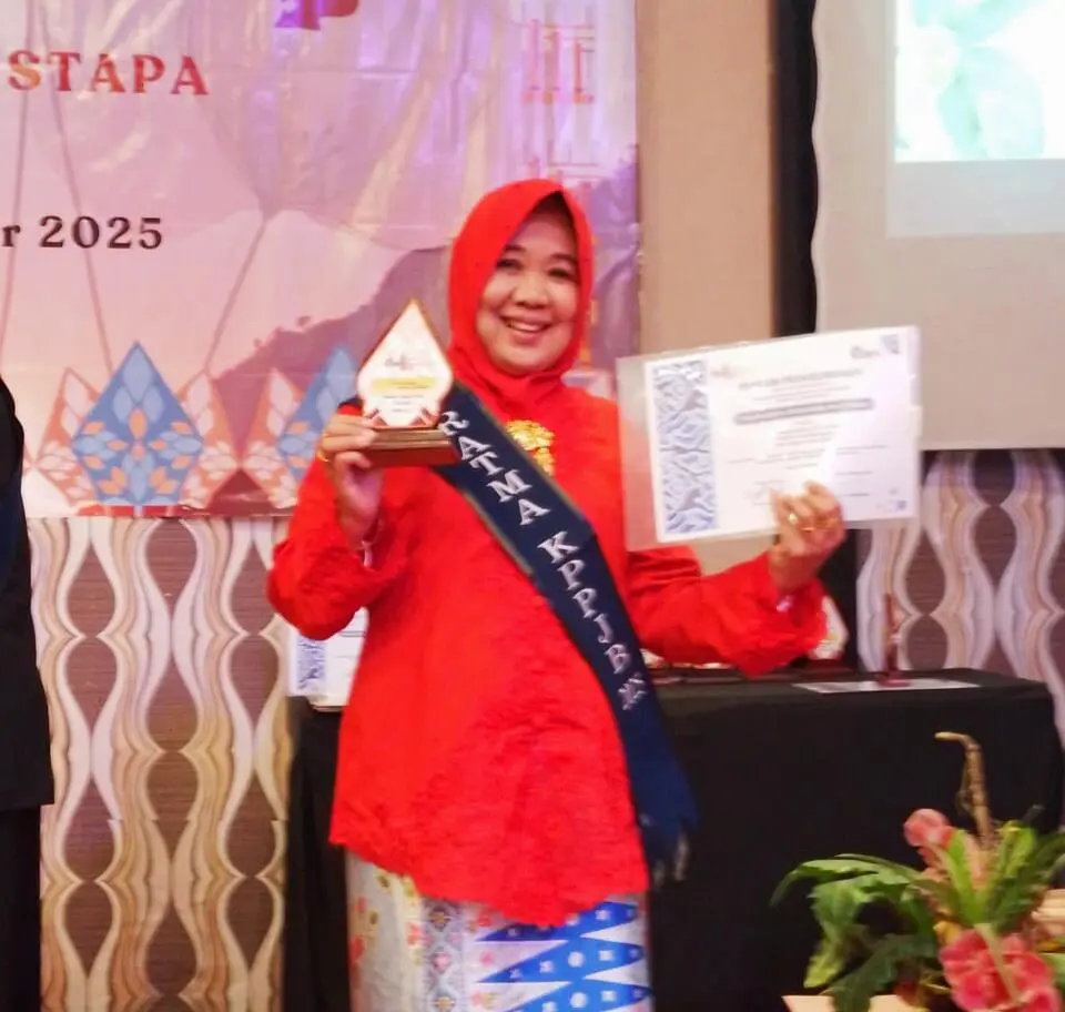Rismalasari, Kepala SMPN 1 Cibungbulang Raih Penghargaan Suratma Nugraha dari KPPJ