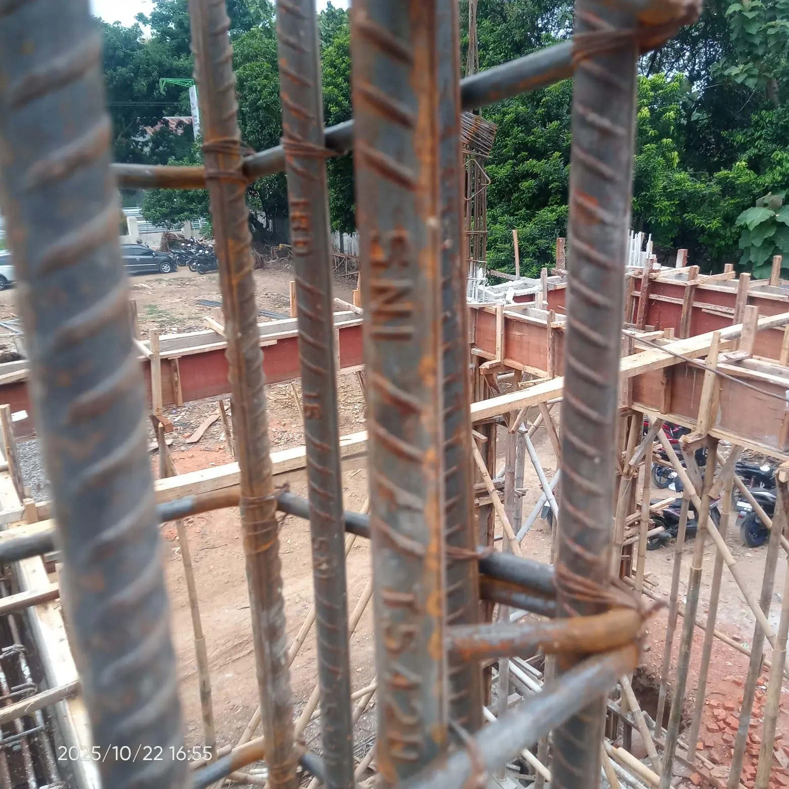 Proyek Pembangunan Kantor Kecamatan Tajurhalang Diduga Amburadul: Mortar Tak SNI, Besi Oplosan!