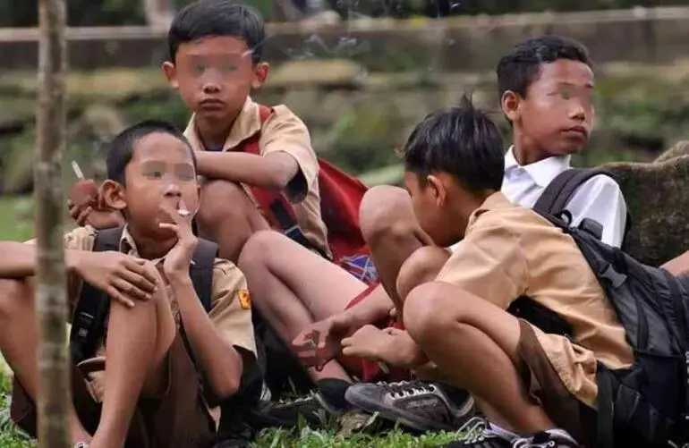 Guru di Persimpangan: Ketika Pendidikan Tak Lagi Dimuliakan Negara