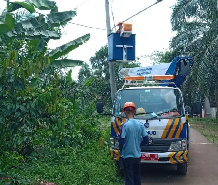 Dishub Bogor Perbaiki Lampu Jalan di Area Wisata Situ Kadongdong Pasca Pohon Tumbang