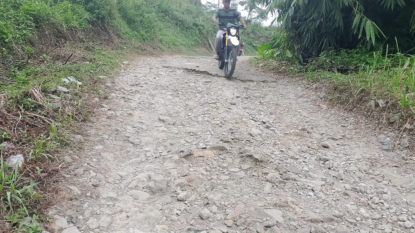 Ruas Jalan Nanggung–Rancabakti Rusak Parah, 4 Kilometer Butuh Penanganan Serius