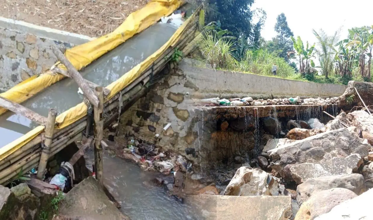 Irigasi di Curugbitung Memprihatinkan, Warga Swadaya Perbaiki Saluran dengan Bambu dan Terpal