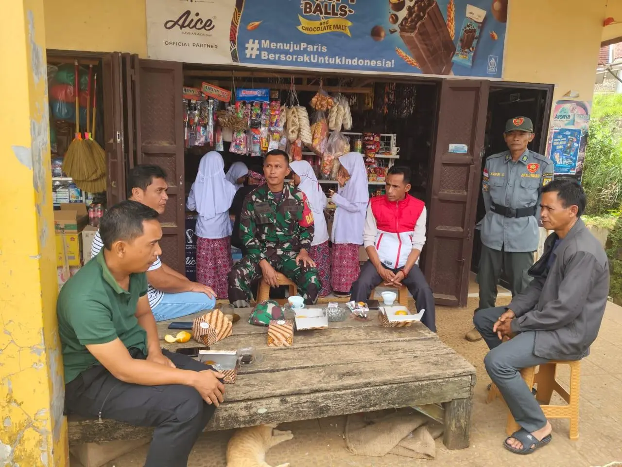 Babinsa Cileuksa Jalin Kedekatan dengan Warga, Kondusifitas Wilayah Terjaga