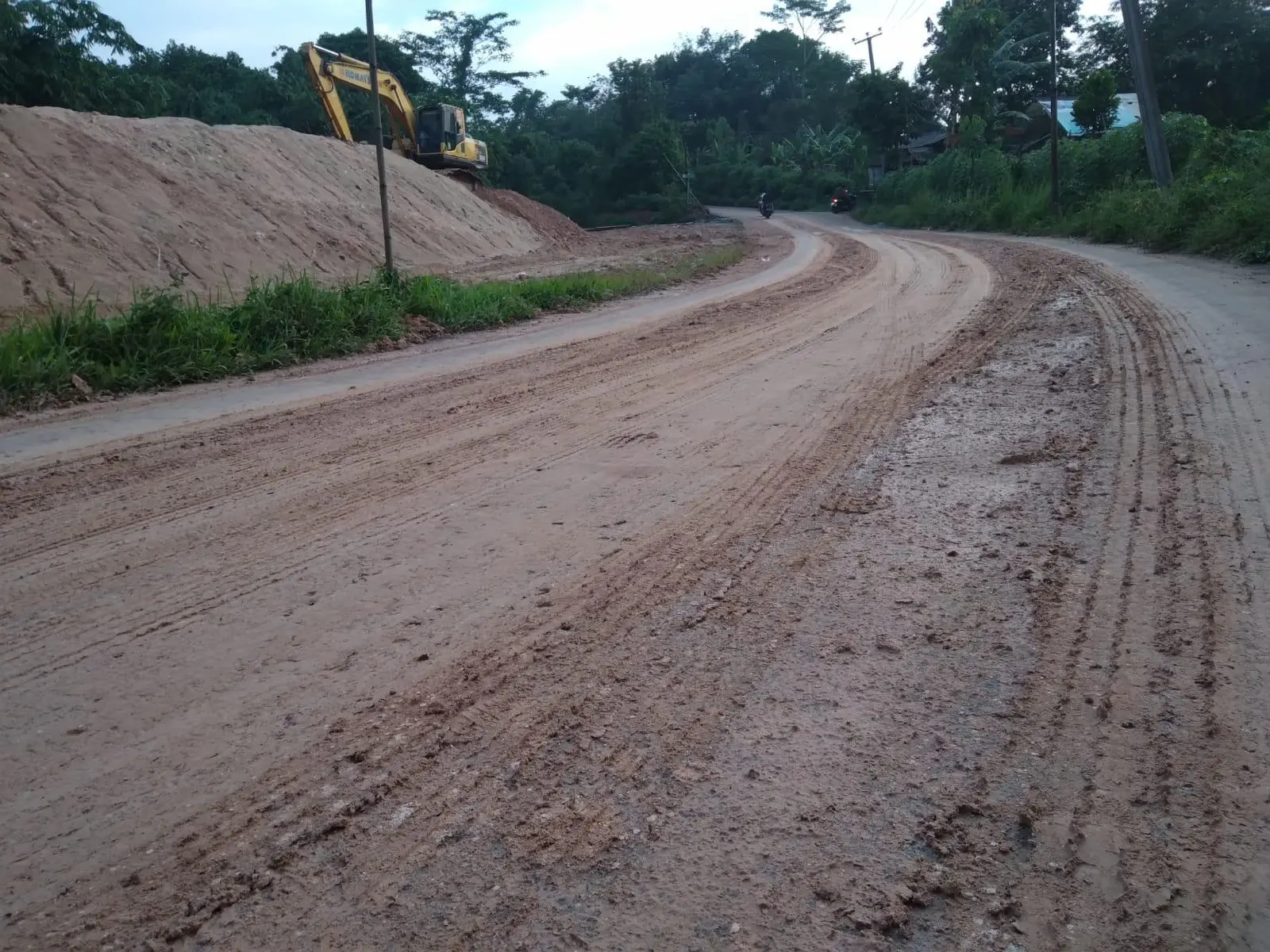 Jalan Jasinga-Koleang Bogor Terancam: Gundukan Tanah Resahkan Warga!