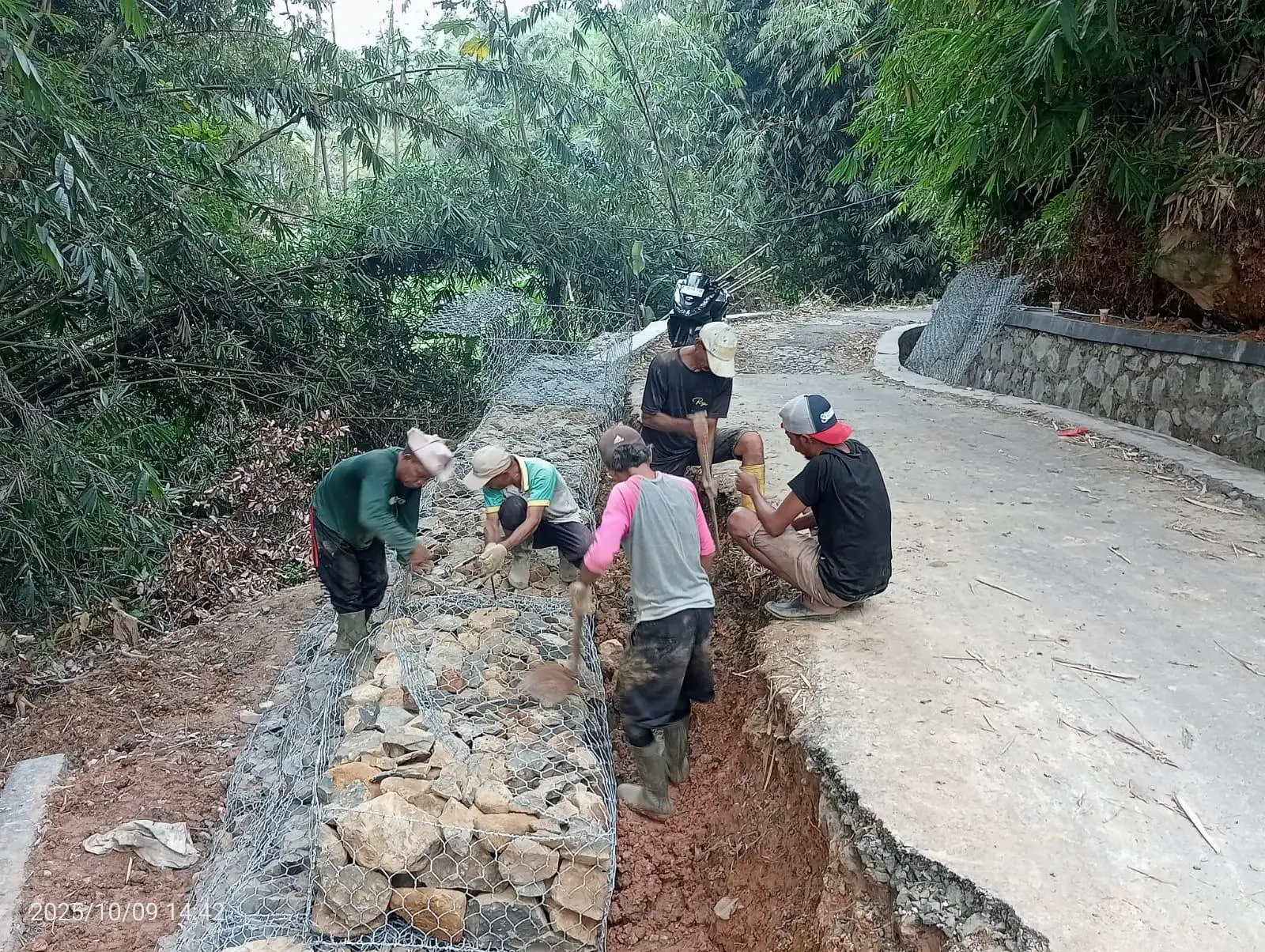 Desa Parakanmuncang Realisasikan Dana Bankeu untuk Pembangunan Bronjong Penahan Tanah