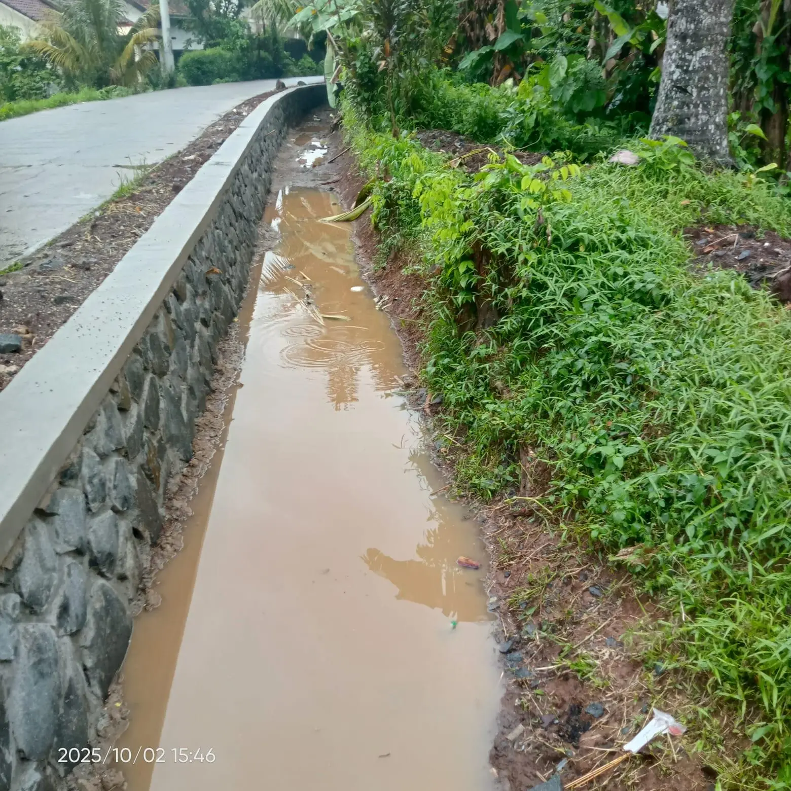 Warga Keluhkan Saluran Air Desa Tonjong Tak Mengalir, Diduga Salah Desain