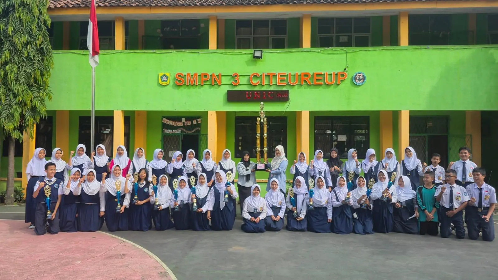 SMPN 3 Citeureup Sapu 13 Penghargaan di Lomba PMR Calestia 2025, Raih Juara Umum Light of Humanity