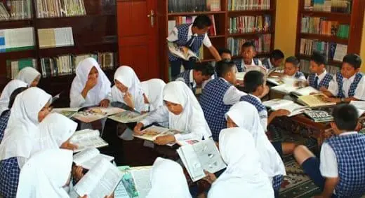 Bulan Bahasa dan Krisis Literasi: Saatnya Sekolah Kembali Jadi Rumah Bahasa