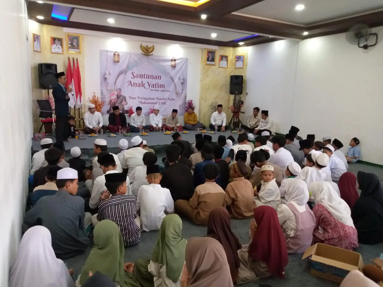 Peringati Maulid Nabi, Desa Cipelang Santuni Ratusan Anak Yatim