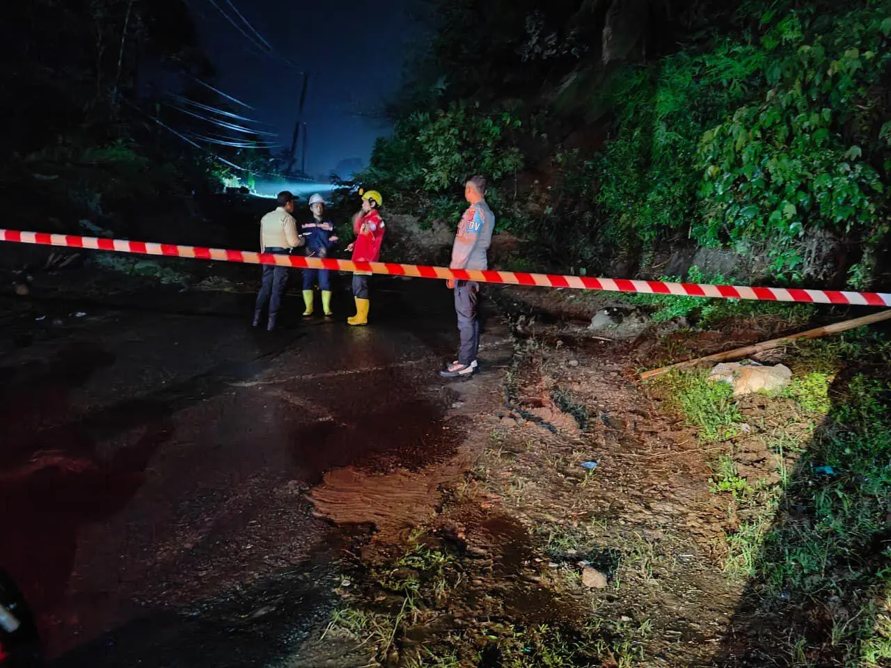 Longsor Tutup Akses Jalan Kalongliud–Bantarkaret, Polsek Nanggung dan PT Antam Turunkan Alat Berat