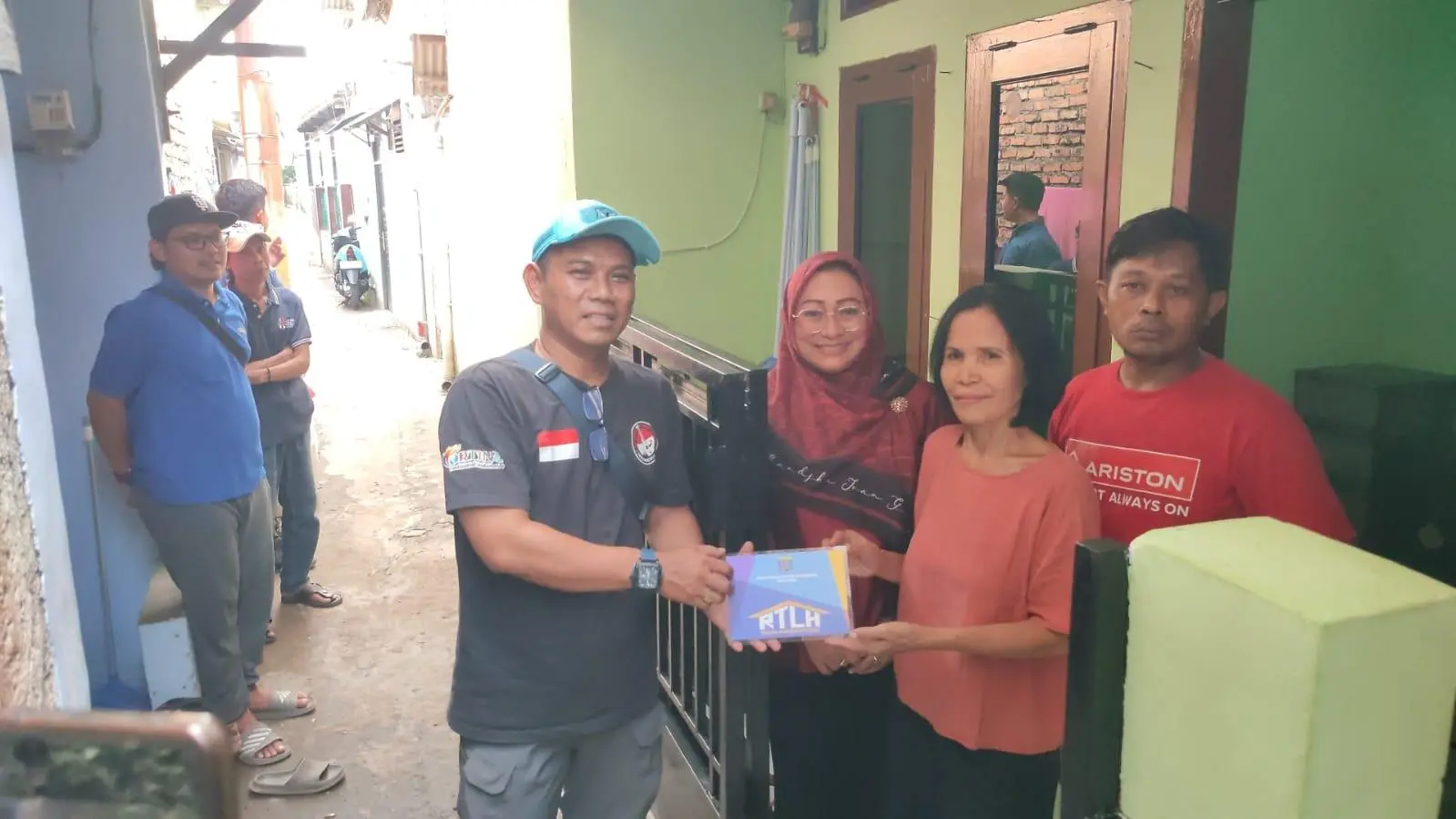 Warga Pondok Terong Haturkan Plakat Apresiasi untuk Wakil Ketua DPRD Depok