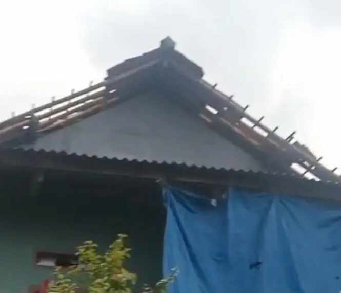 Atap Rumah Berterbangan, Angin Kencang Hantam Desa Gunung Bunder 2