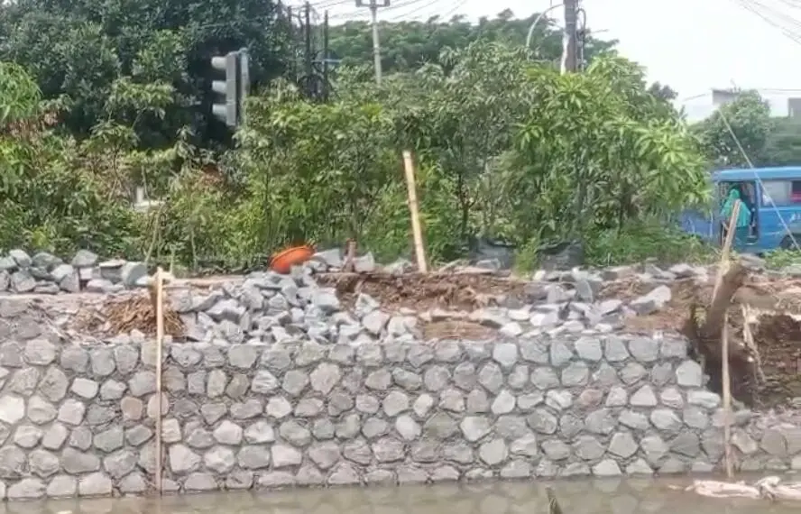Proyek Tanggul Rp1,2 Miliar di Bogor Disorot, Diduga Tanpa Pipa Suling