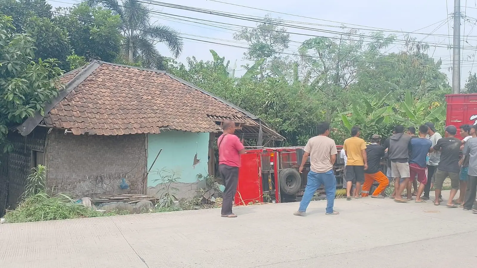 Truk Bermuatan Kayu Hantam Rumah Warga di Jasinga, Sopir Diduga Mengantuk