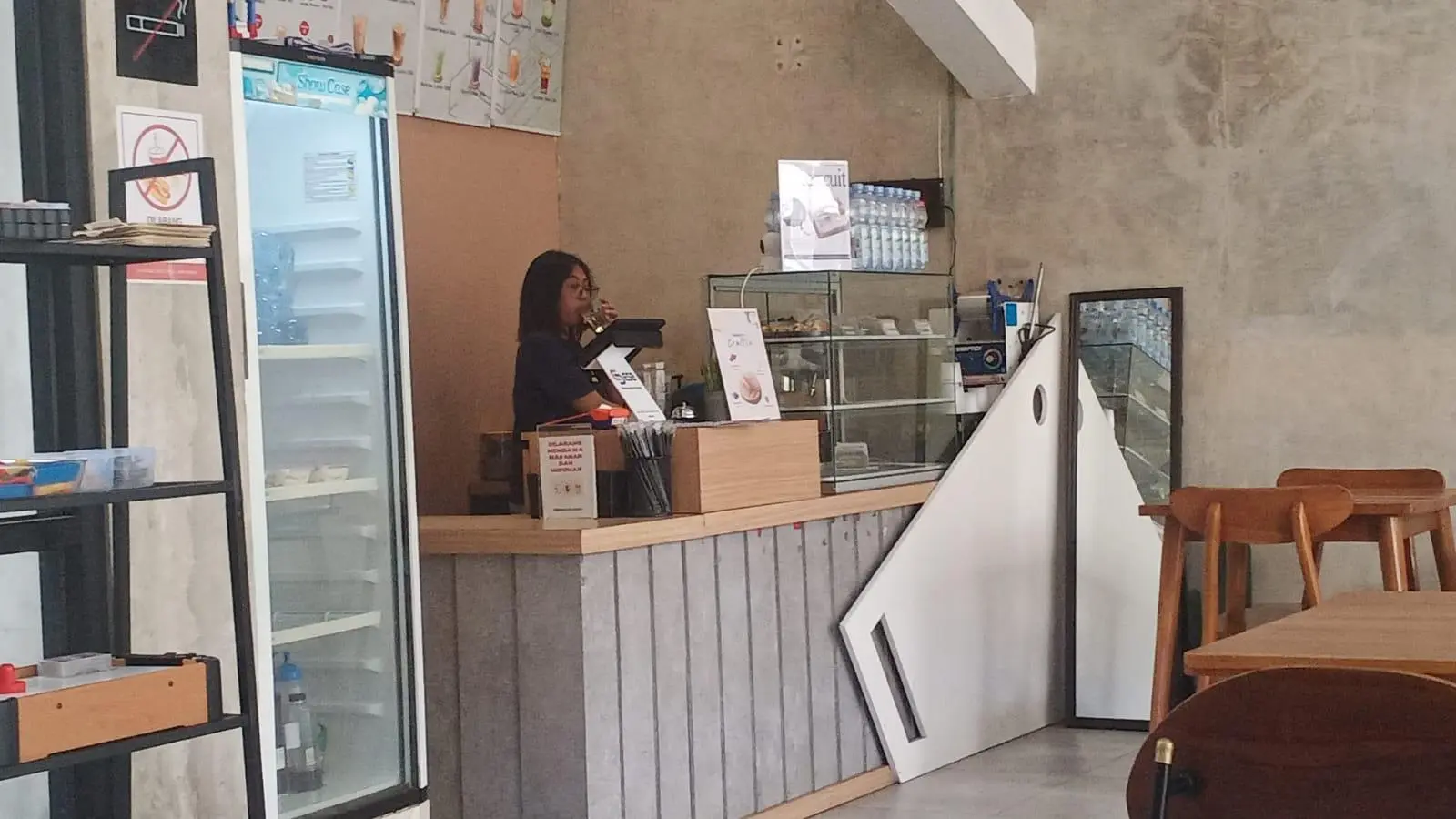 Cafe Bersuara Matraman, Tempat Nongkrong Nyaman dengan Fasilitas Lengkap