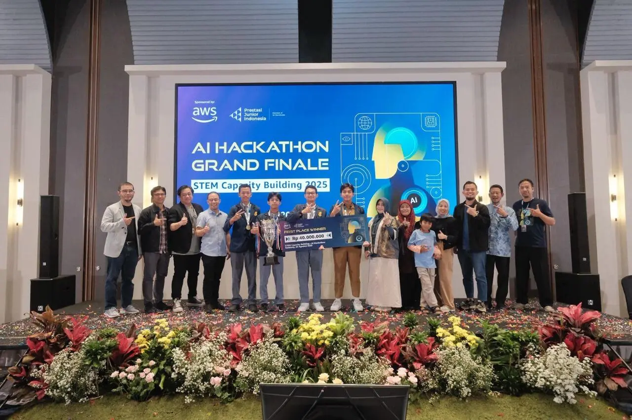 SMAN 2 Cibinong Raih Juara 1 AI Hackathon Jawa Barat 2025 Lewat Inovasi 