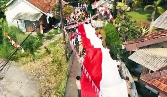 HUT RI di Banjarwangi: Kibarkan Bendera Merah Putih Raksasa, Karnaval dan UMKM