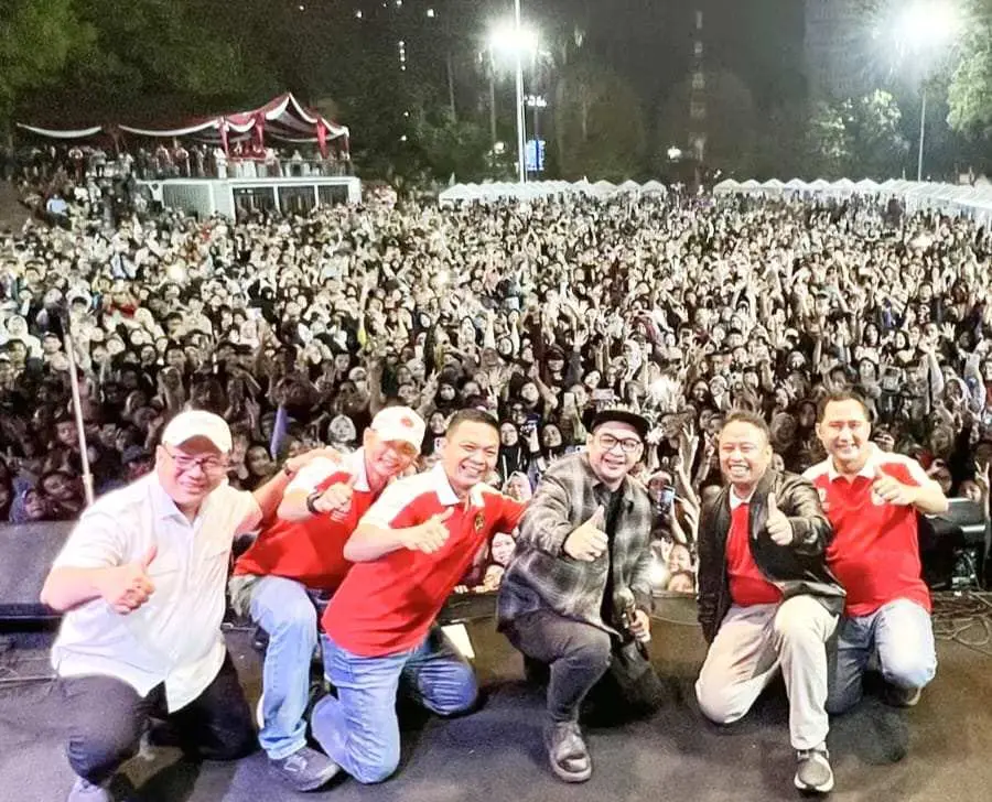 Ribuan Warga Padati Malam Puncak HUT RI di Depok, Pasha Ungu Jadi Magnet