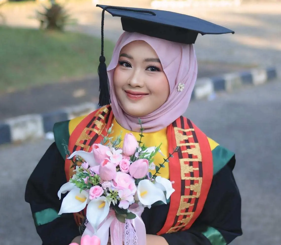 Wisuda Unila 2025: Oktiva Risma Wardhani Persembahkan Gelar S.Farm untuk Kesehatan Bangsa