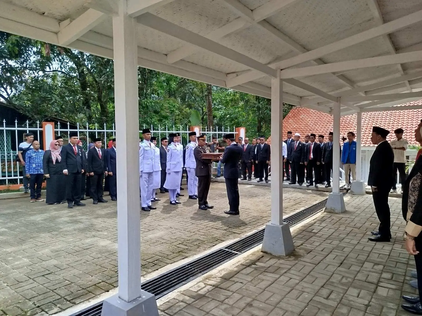 Wabup Bogor Jaro Ade Serahkan Bendera Duplikat ke Malasari, Hidupkan Warisan Sejarah
