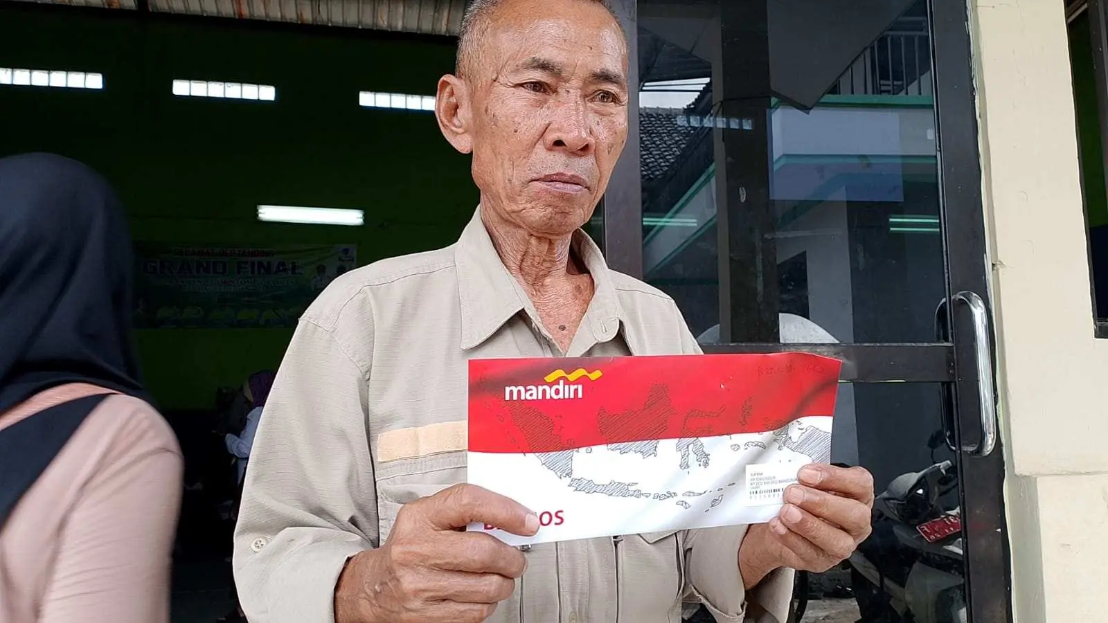 Ratusan Warga Cigudeg Terima Kartu KKS BPNT dan PKH