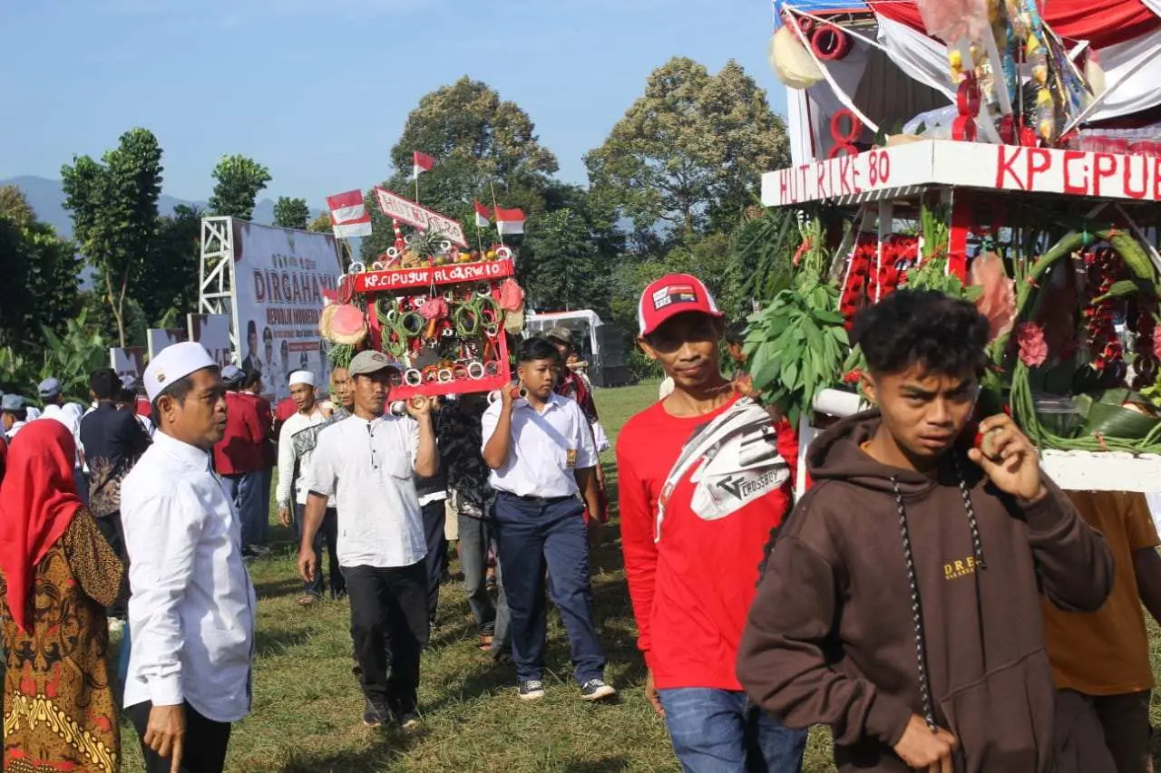 Ribuan Warga Cileuksa Meriahkan HUT RI ke-80 Lewat Festival Dongdang