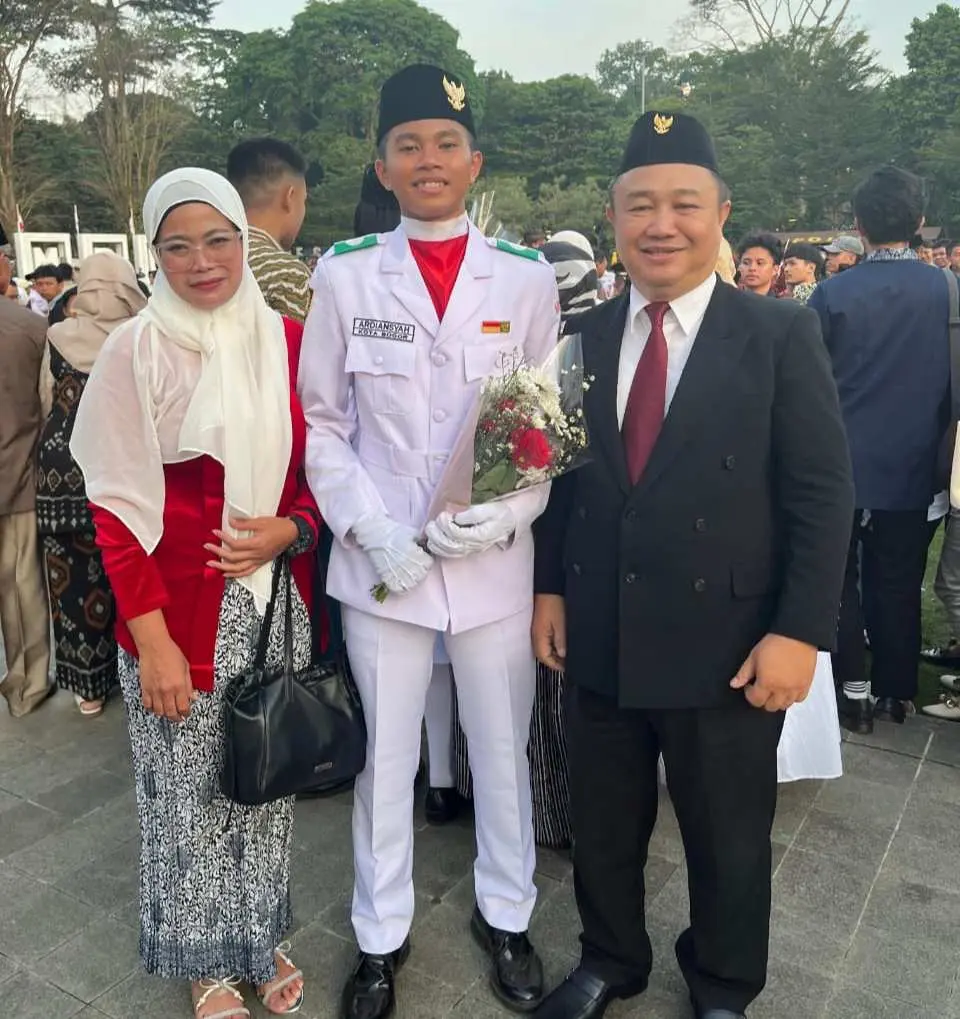Bangga! Adriansyah dari SMA Bhakti Insani Terpilih Jadi Pasukan Penurunan Bendera