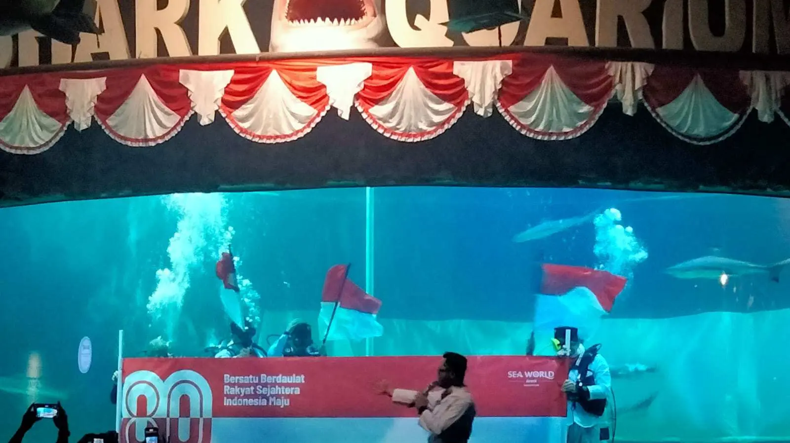 Spektakuler! Ruben Onsu Kibarkan Merah Putih di Bawah Laut SeaWorld Ancol