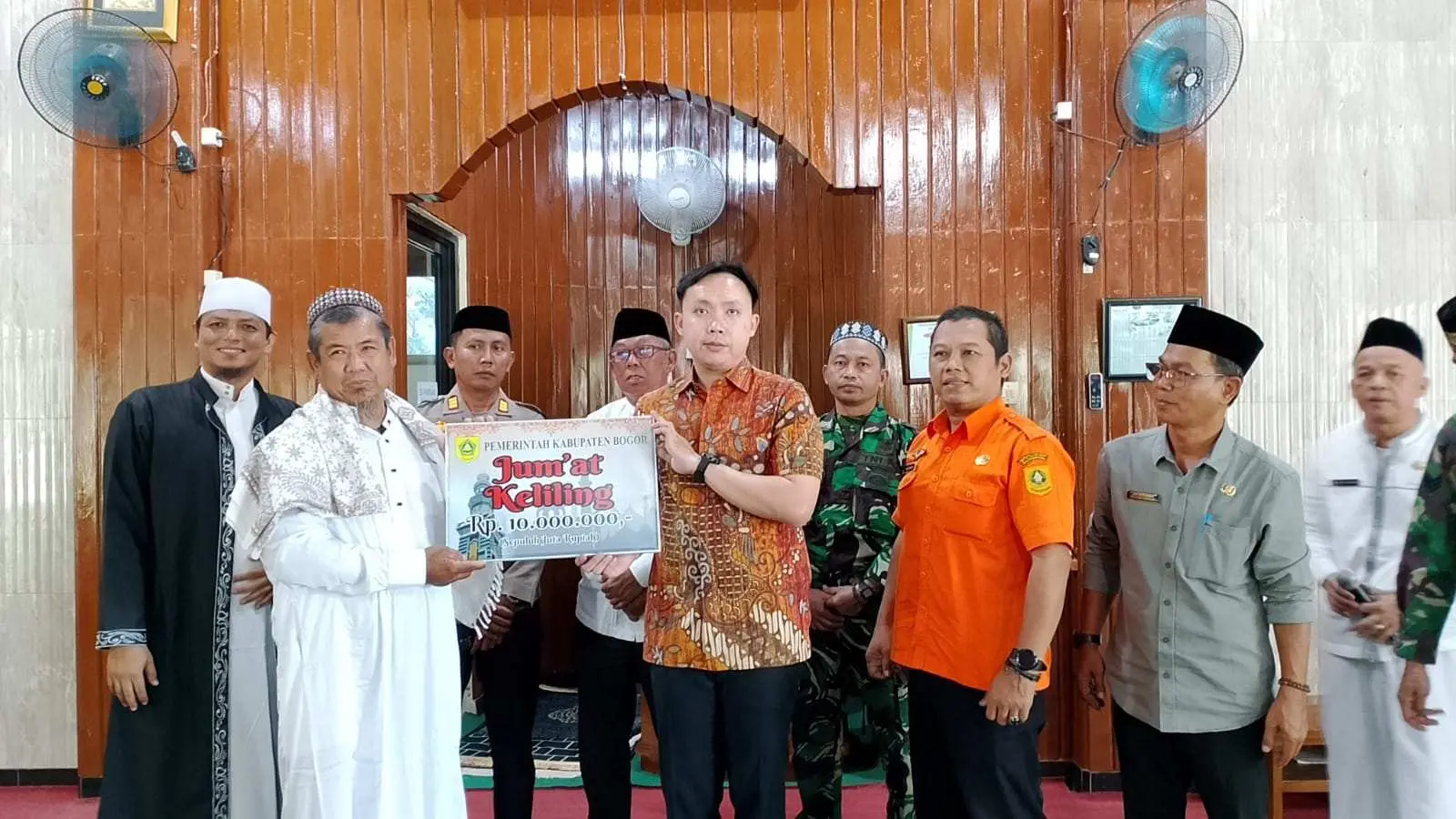 Masjid Jami’ Baitu Kulli Mu’minin Terima Bantuan Rp10 Juta dari Pemkab Bogor