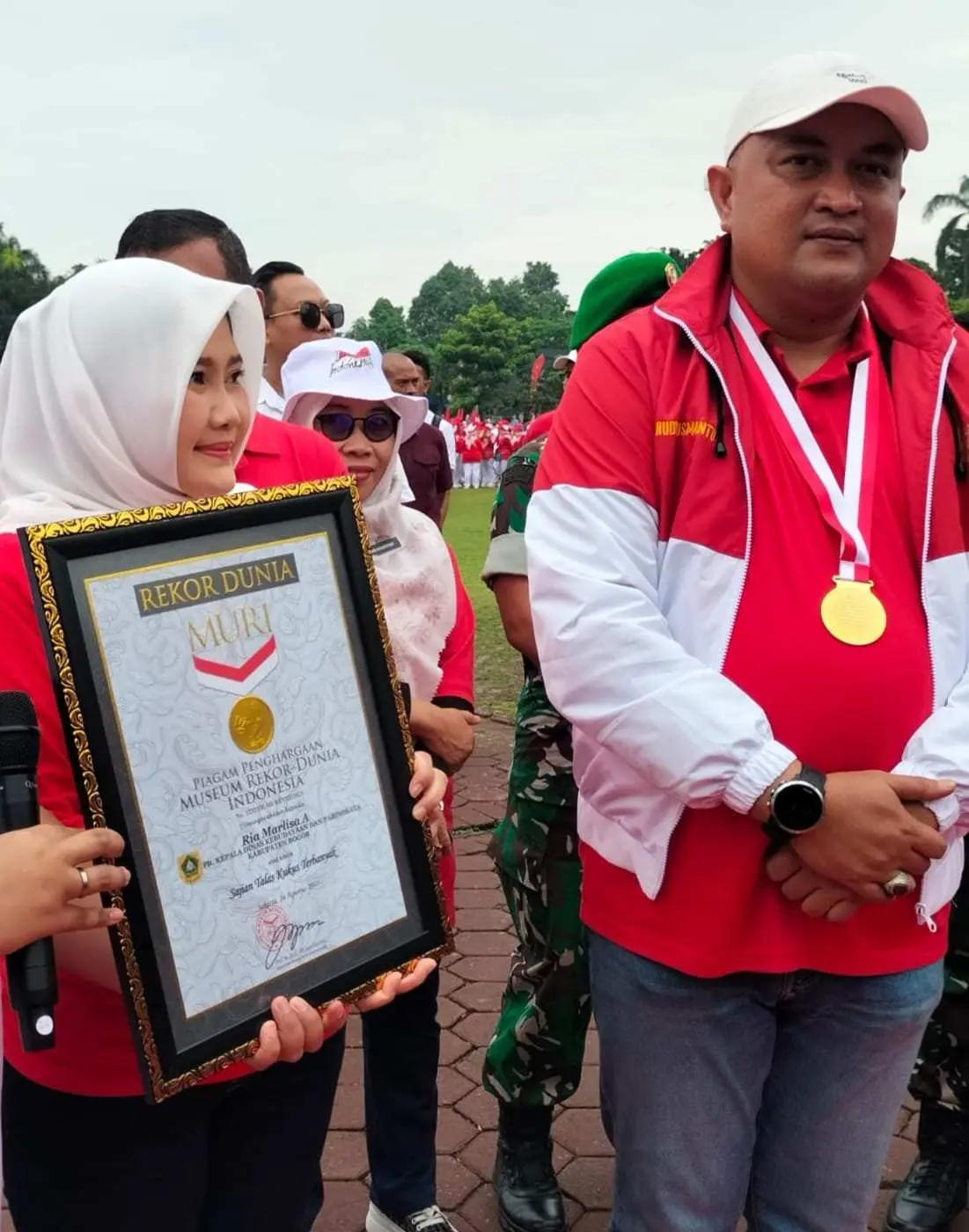 Ria Marlisa Plt. Kadis BudparTerima Rekor MURI untuk Kabupaten Bogor di Acara Kirab Merah Putih