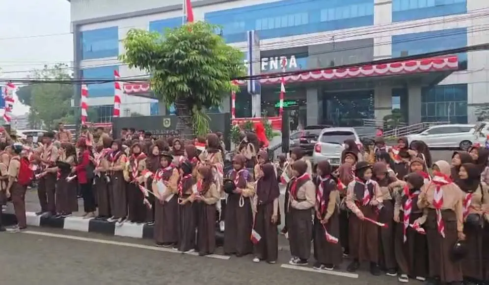 Ribuan Siswa SMP Negeri 2 Sukaraja Meriahkan Kirab Bendera Pusaka di Cibinong