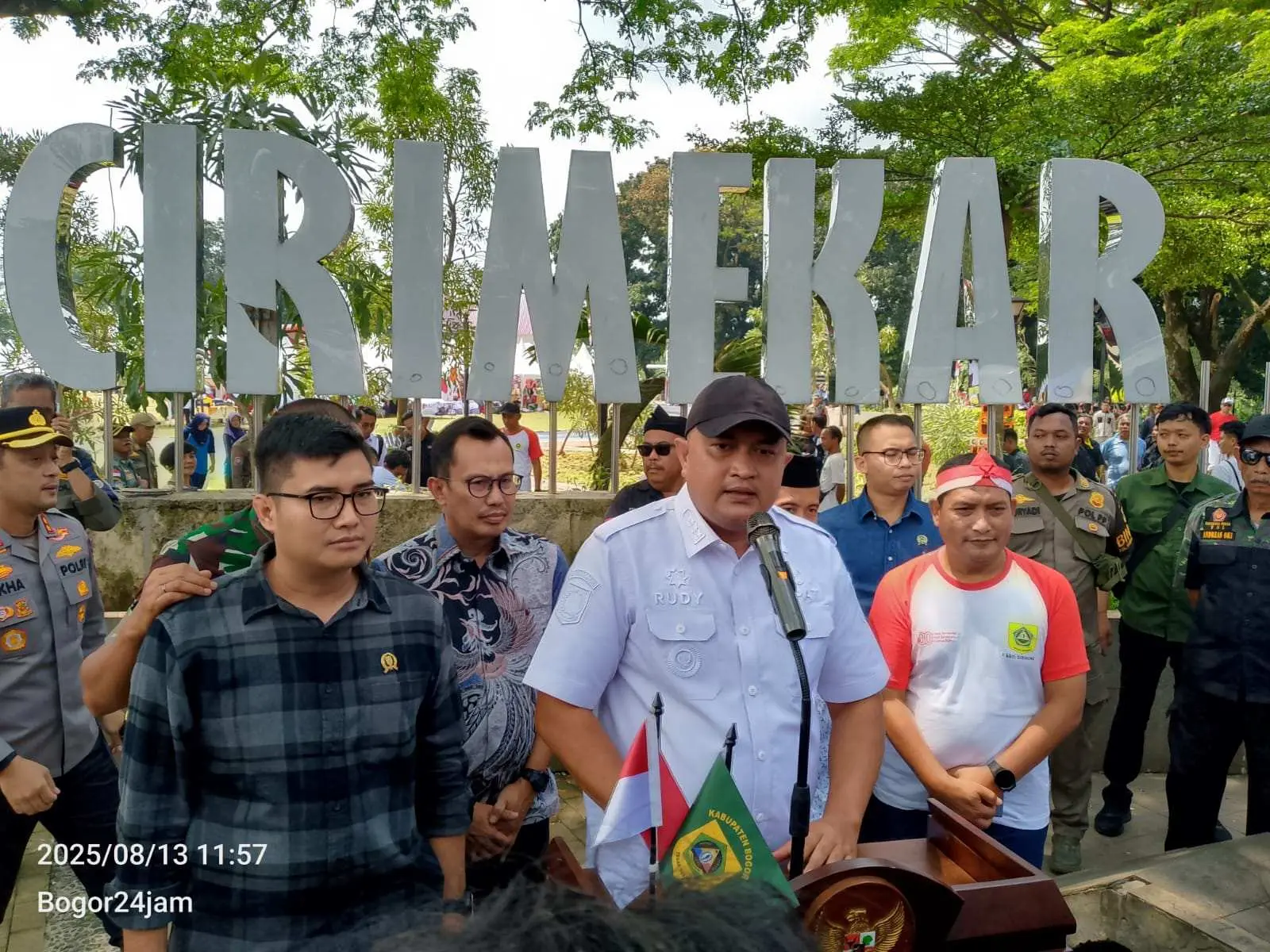 Bupati Bogor Tinjau Gerakan Pangan Murah dan Pelayanan Publik di Cibinong