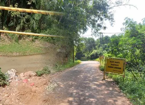 Curah Hujan Tinggi Sebabkan Longsor di Jasinga, Dua Infrastruktur Vital Ambruk