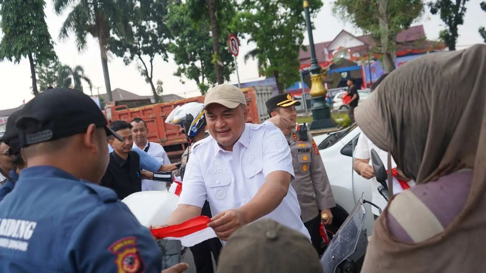 Meriahkan HUT ke-80 RI, Bupati Bogor Bagikan Bendera di Jalan Tegar Beriman