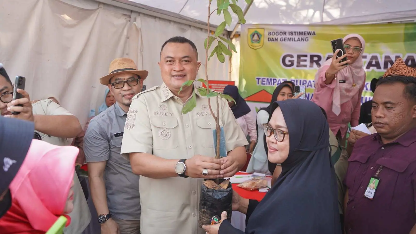 Bupati Bogor Bagikan 500 Bibit Pohon Gratis untuk Warga Cileungsi