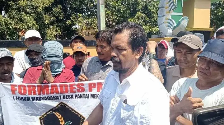 Warga Pantai Mekar Kepung Kantor Desa! Tuntut Transparansi APBDes 2020–2024
