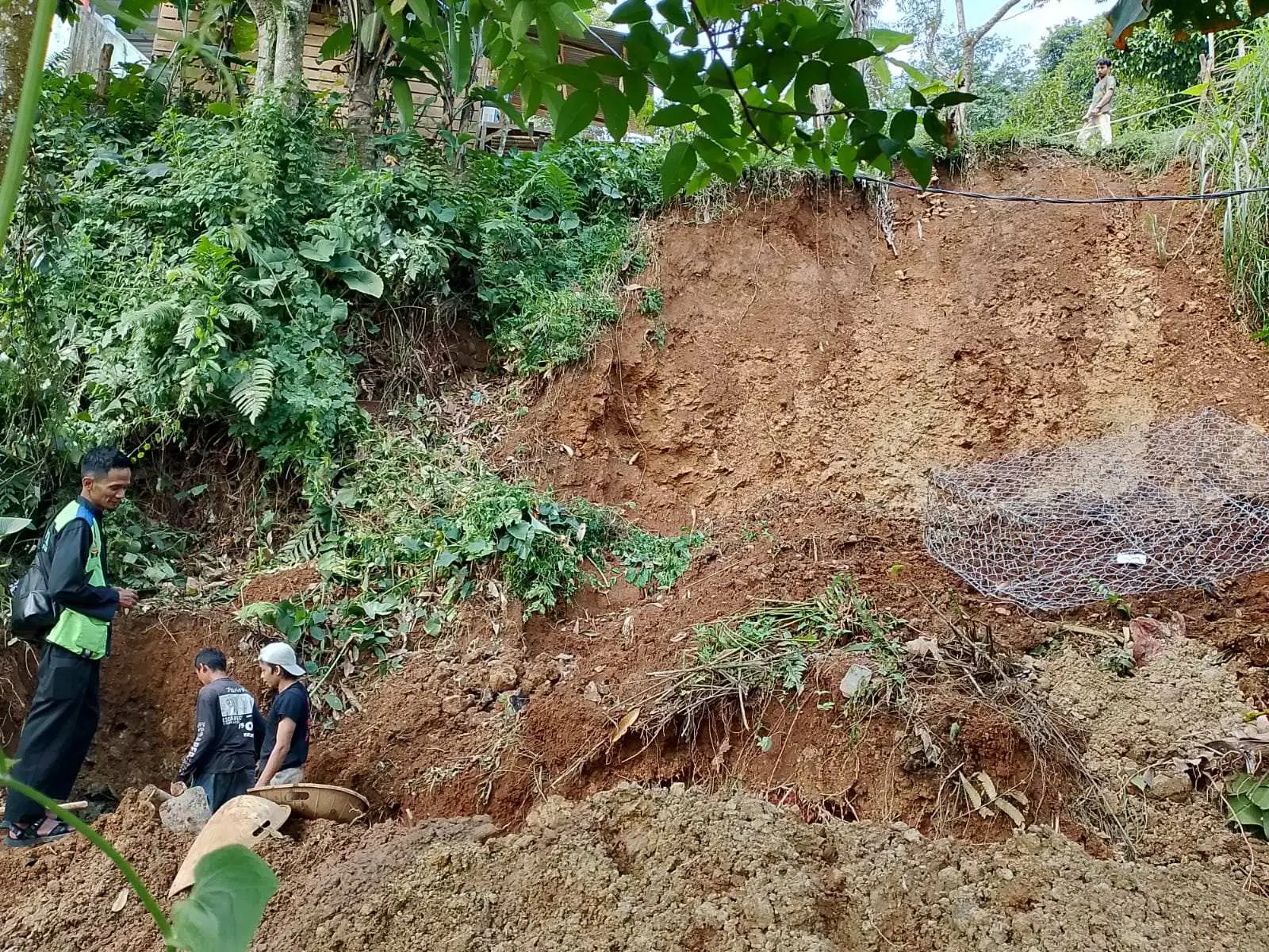 UPT Jalan Jembatan Leuwiliang Tangani Longsor 8 Meter di Jalan Cisaranten