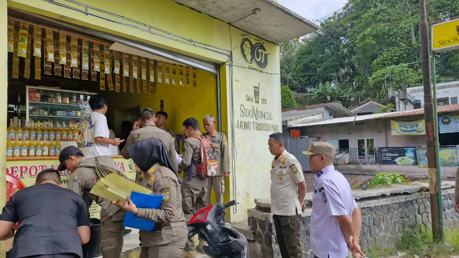 Razia Besar Satpol PP di Ciawi, Ratusan Botol Miras Disita