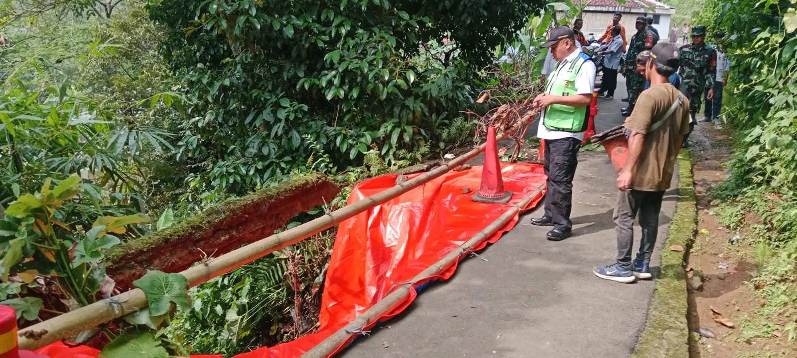 Tanggap Longsor, UPT Jalan Leuwiliang Pasang Bronjong di Karacak