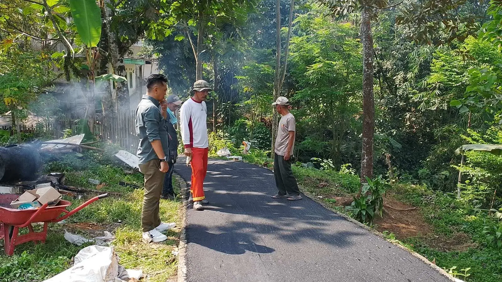 Kades Curugbitung Tinjau Pembangunan Jalan Lingkungan Sepanjang 830 Meter