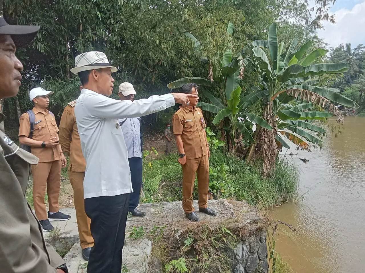 Sidak ke Bendungan Bongas, Jaro Ade Pastikan Rehabilitasi Irigasi Tuntas Tahun Ini