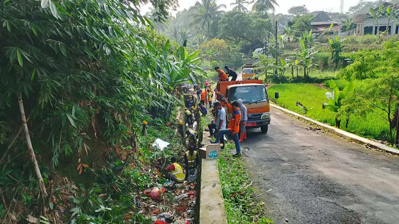 Tumpukan Sampah Sumbat Saluran, UPT Jasinga dan Irigasi Wilayah V Turun Tangan Bersihkan Drainase Sukaraksa