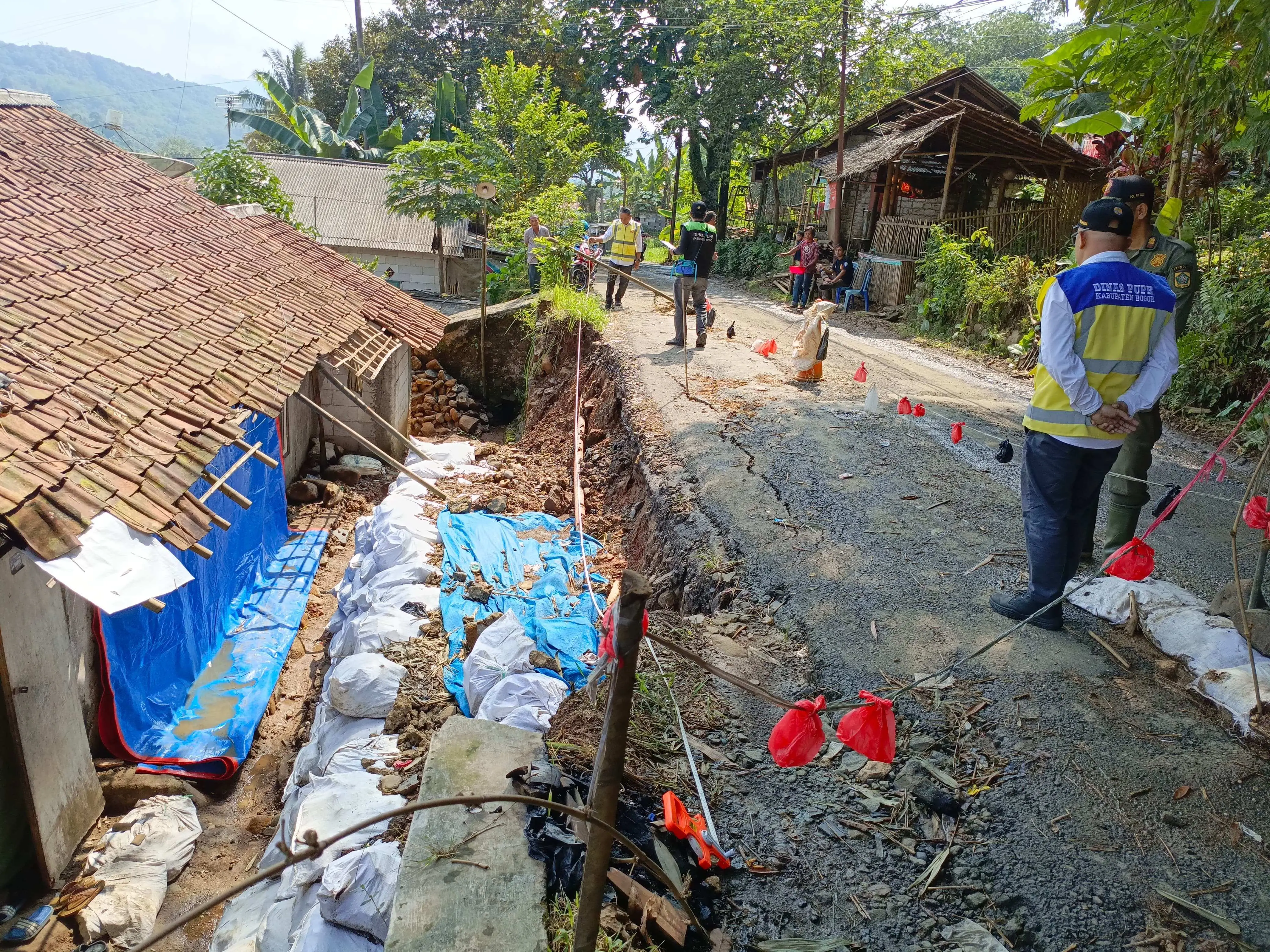 DPT Longsor di Kalongliud Sudah Mulai Diperbaiki, Warga Minta Rehabilitasi Total