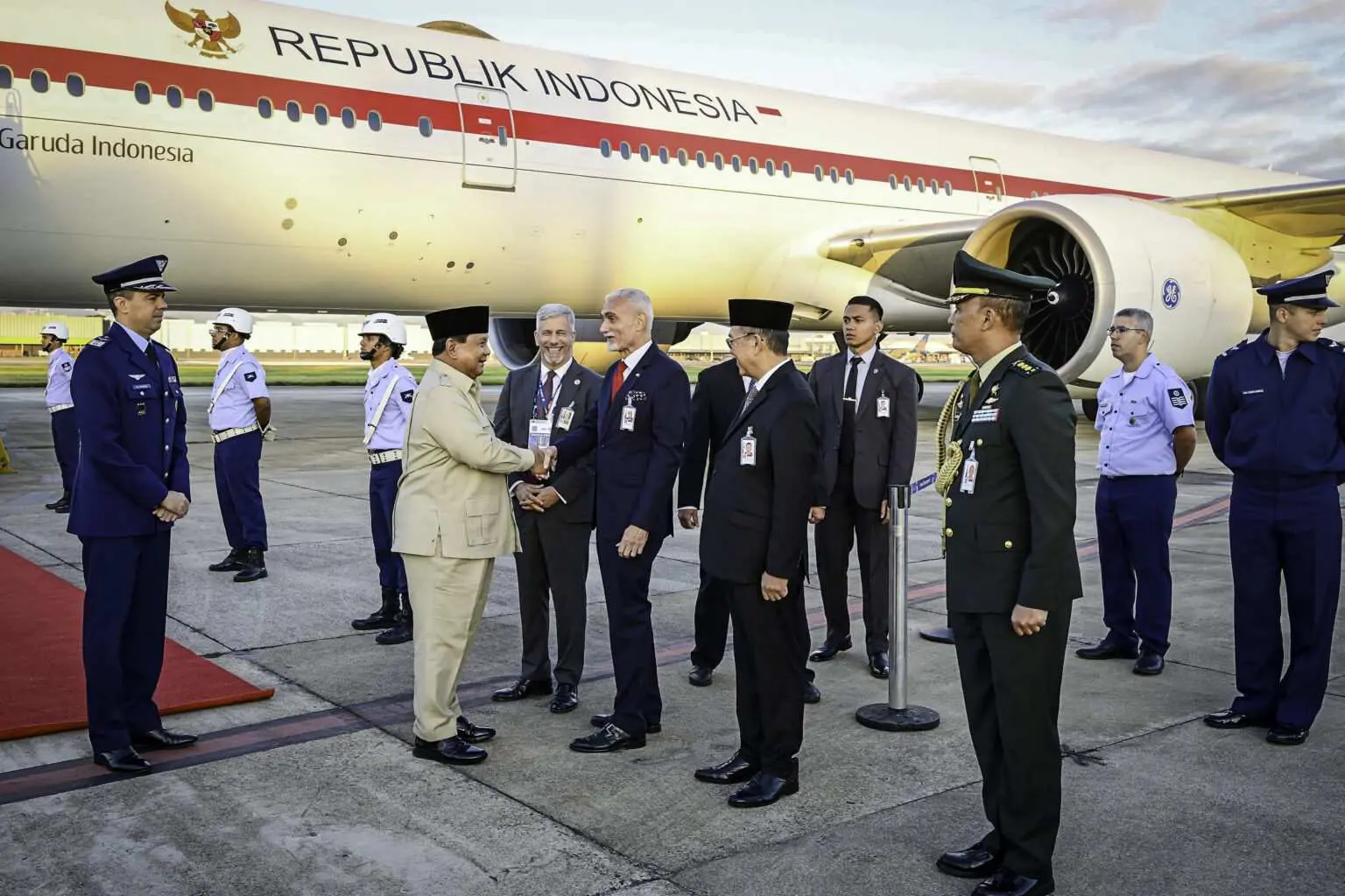 Presiden Prabowo Tiba di Brasil Hadiri KTT BRICS 2025, Disambut Upacara Kehormatan Militer