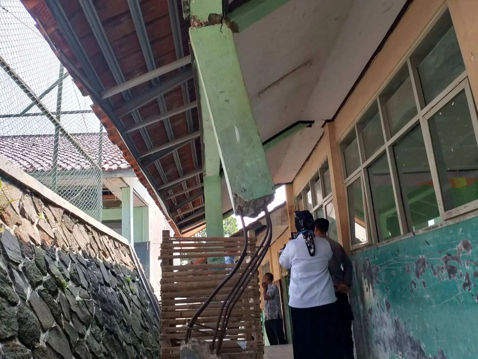 Gedung SMPN 1 Sukajaya Retak Parah, Warga Minta Sekolah Direlokasi